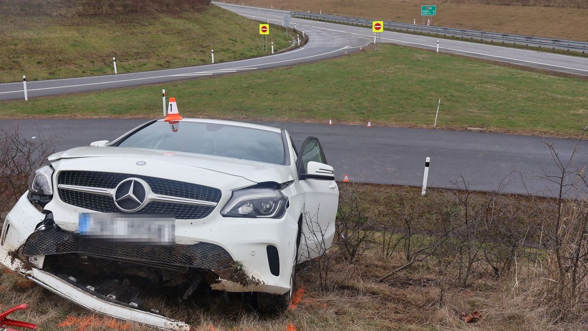 Lekl se na D1 u Přerova předjíždějícího auta. Mercedes skončil na svahu, spolujezdkyně v nemocnici
